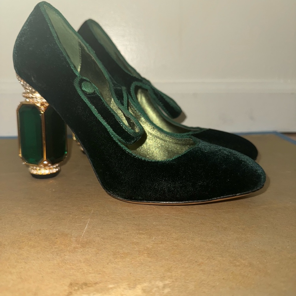 Dolce & Gabbana Jewel Embellished Green Velvet Pumps